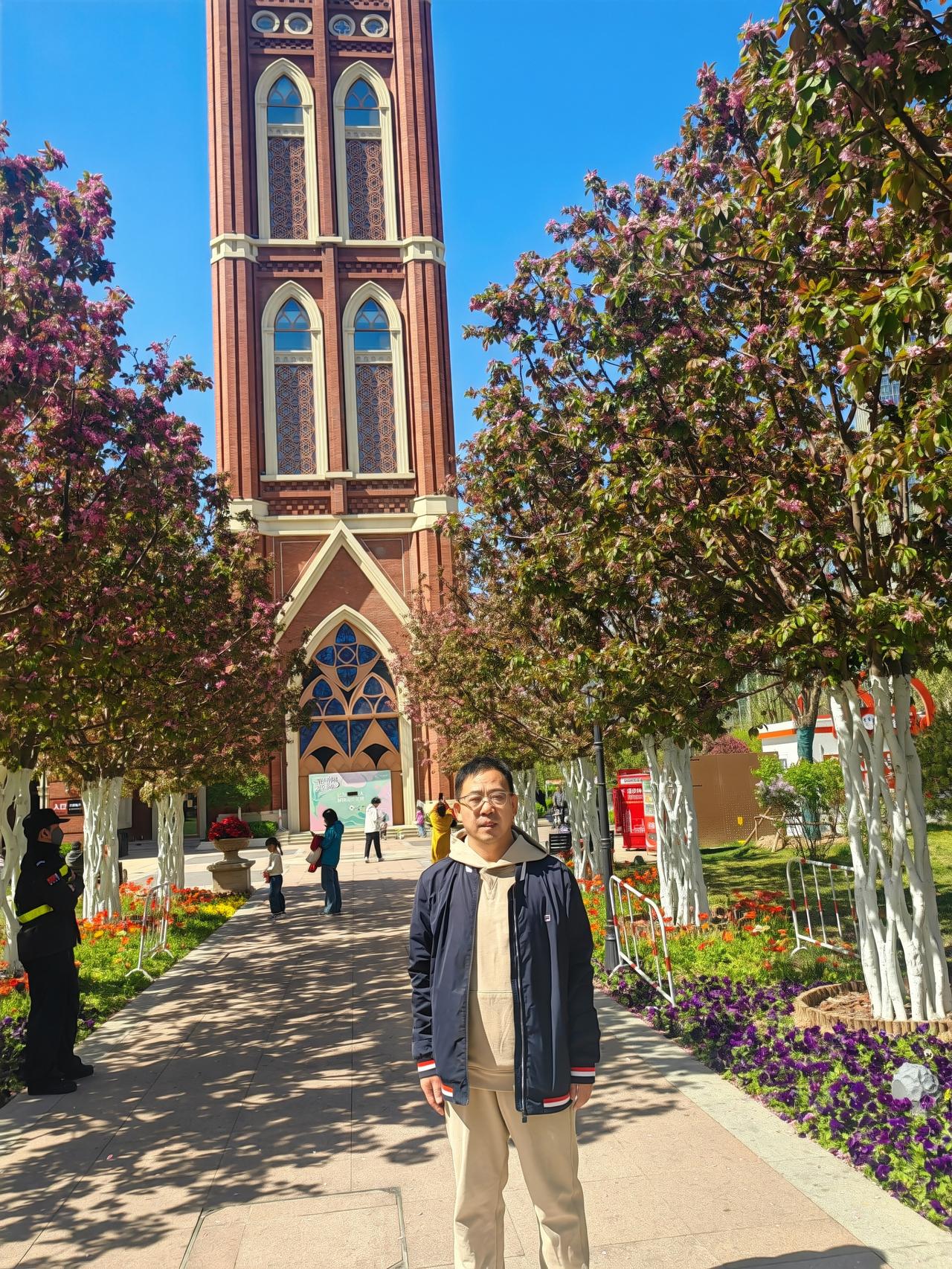 今天天津天气很暖和，我与妻子出来晒晒太阳，花香、太阳、绿色，一切都是美好的，祝大