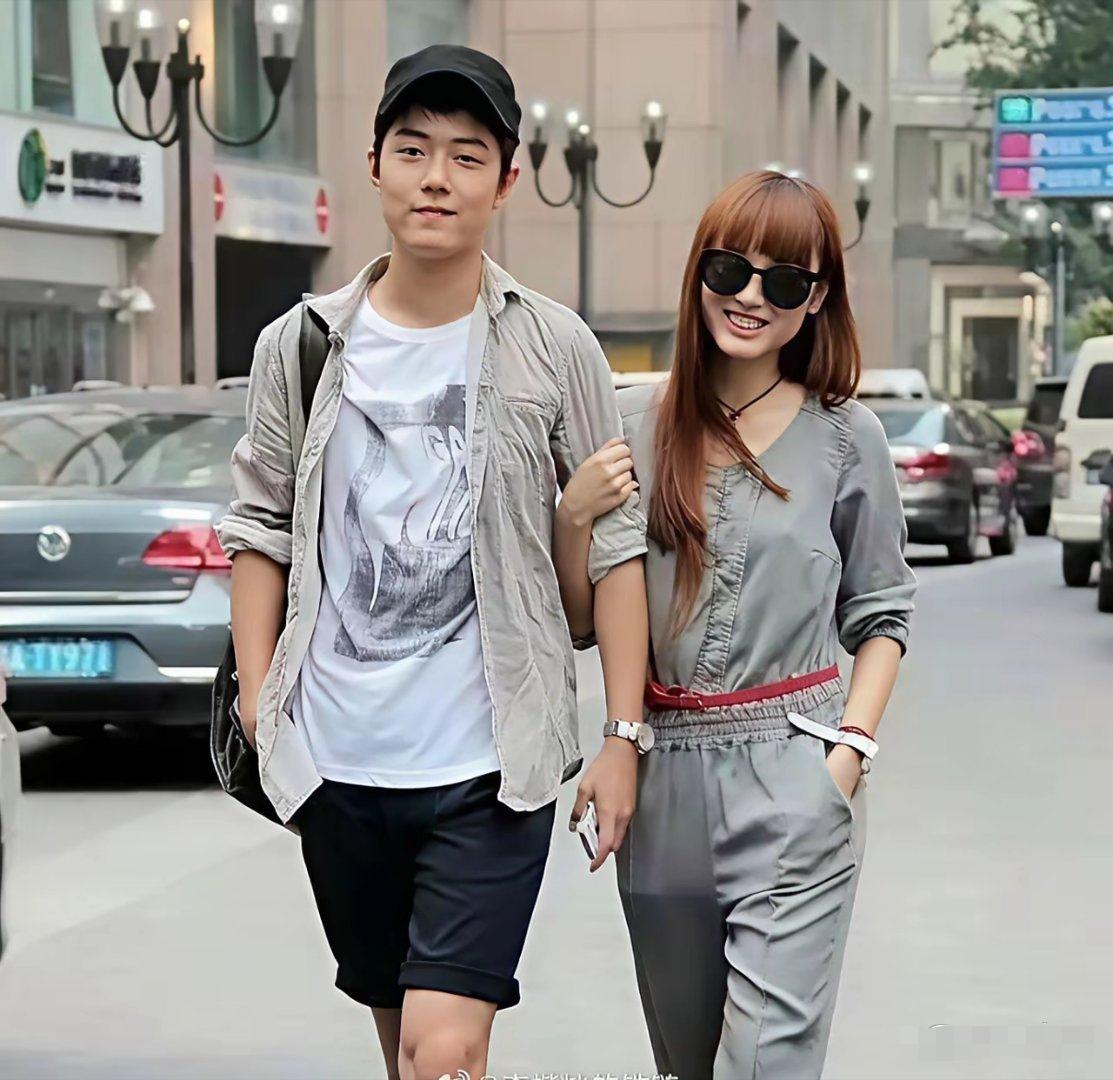 肖战与王鹤棣出道前的模样均展现出独特的少年感，一个青涩质朴，一个活力张扬。
肖战