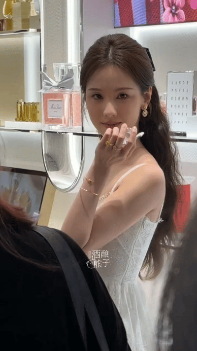 陈都灵方回应番位问题陈都灵今日dior活动，动起来太美了…嘟嘟你是唯一纯白的茉莉