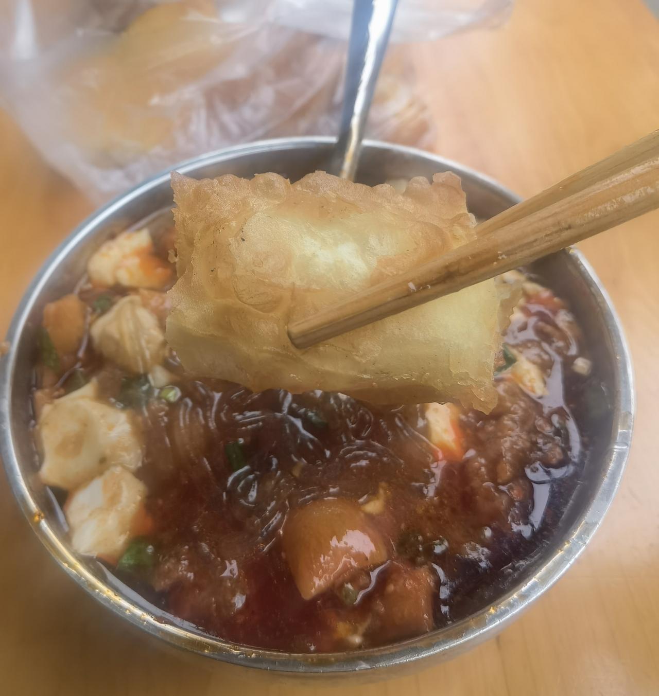 家人们，谁懂啊！大早上的，
北方油条配上乐山肥肠牛肉豆腐脑🍲
有多么销魂啊[爱