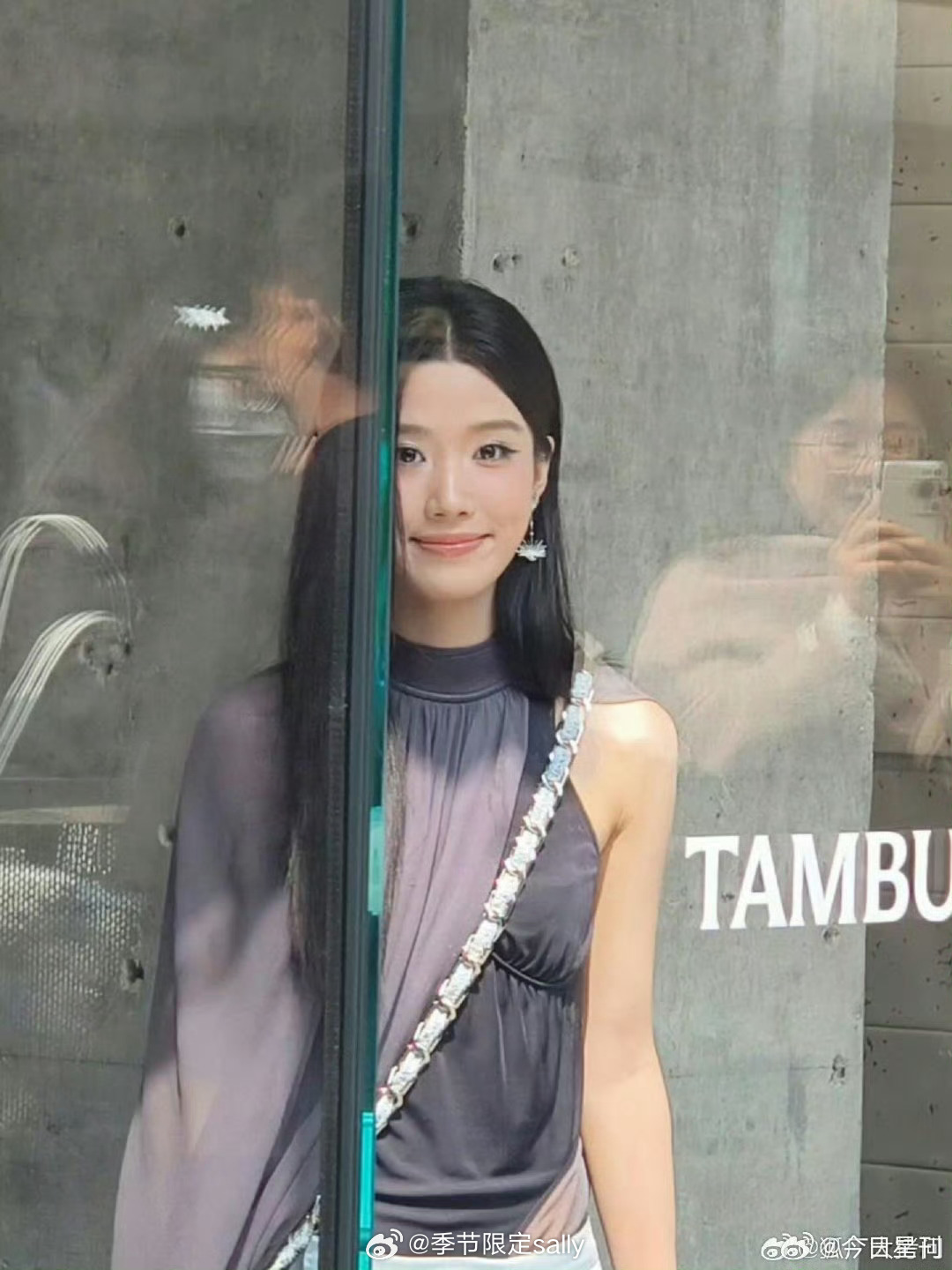 卢昱晓今日活动造型，黑长直紫纱上衣y2k风，好千禧年的感觉👏 