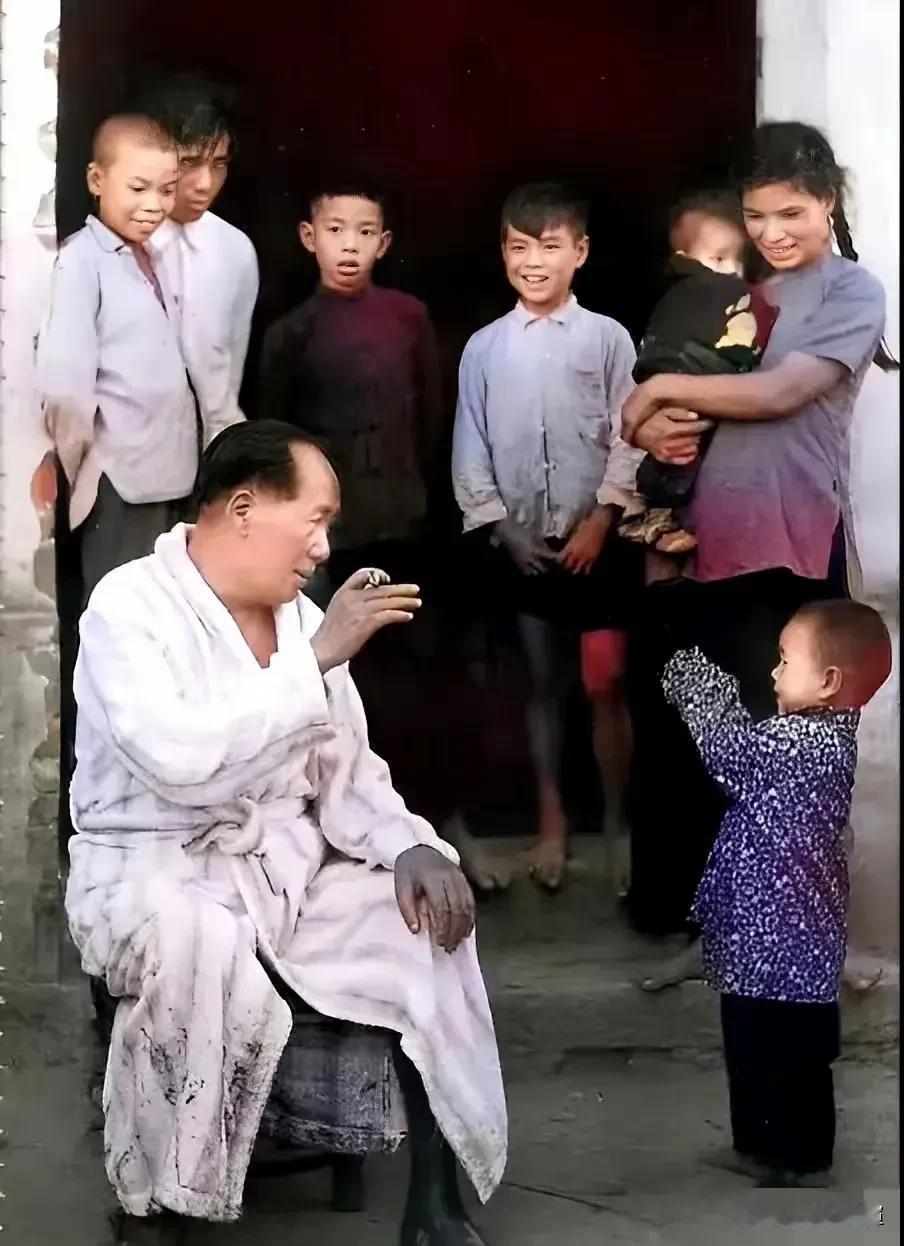 回到家乡就像回到了家，和父老乡亲促膝长谈，问冷暖、话乡情，拉家常，毫无架子 。