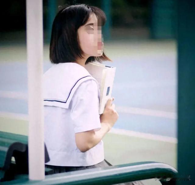 “敢动我女儿一个试试？”高考前夕，贾莹莹下晚自习后被几个小混混围住。父亲贾军赶来