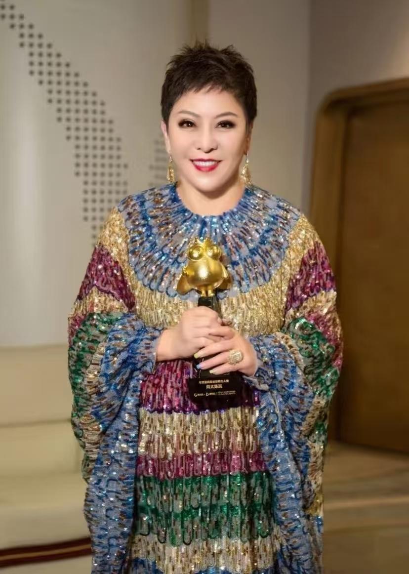 我朋友亲眼见过向太，

她说了个大实话。

向太根本不是电视上看着那样！

朋友