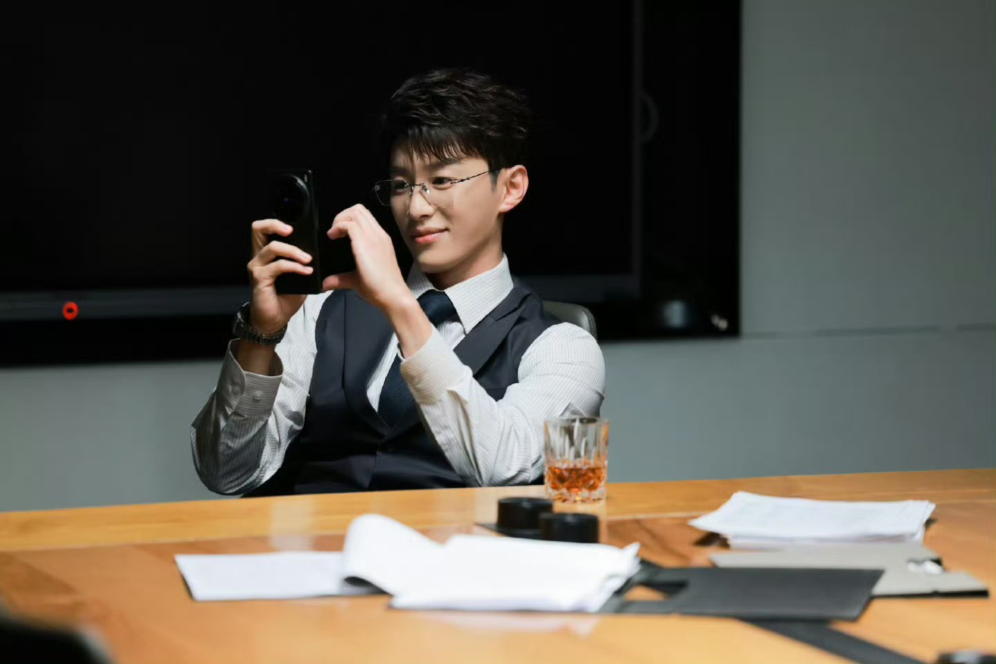 代旭 裴轸失业后去挖土了代旭你咋了！怎么《轧戏》刚结束就去挖土了！土色的脸看着就