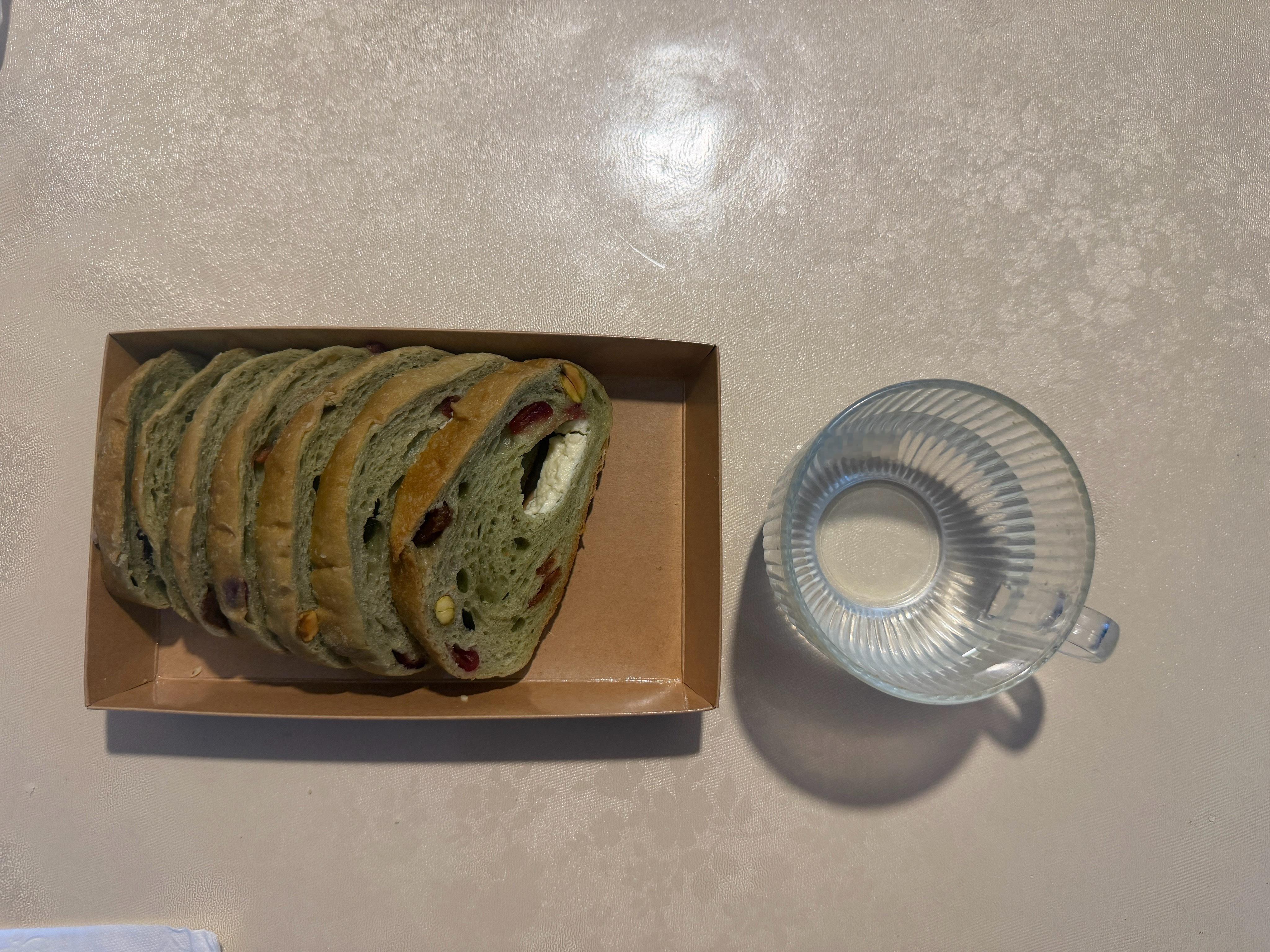 三片面包➕一杯水 就是一顿早餐，元气满满的一天。  ​​​