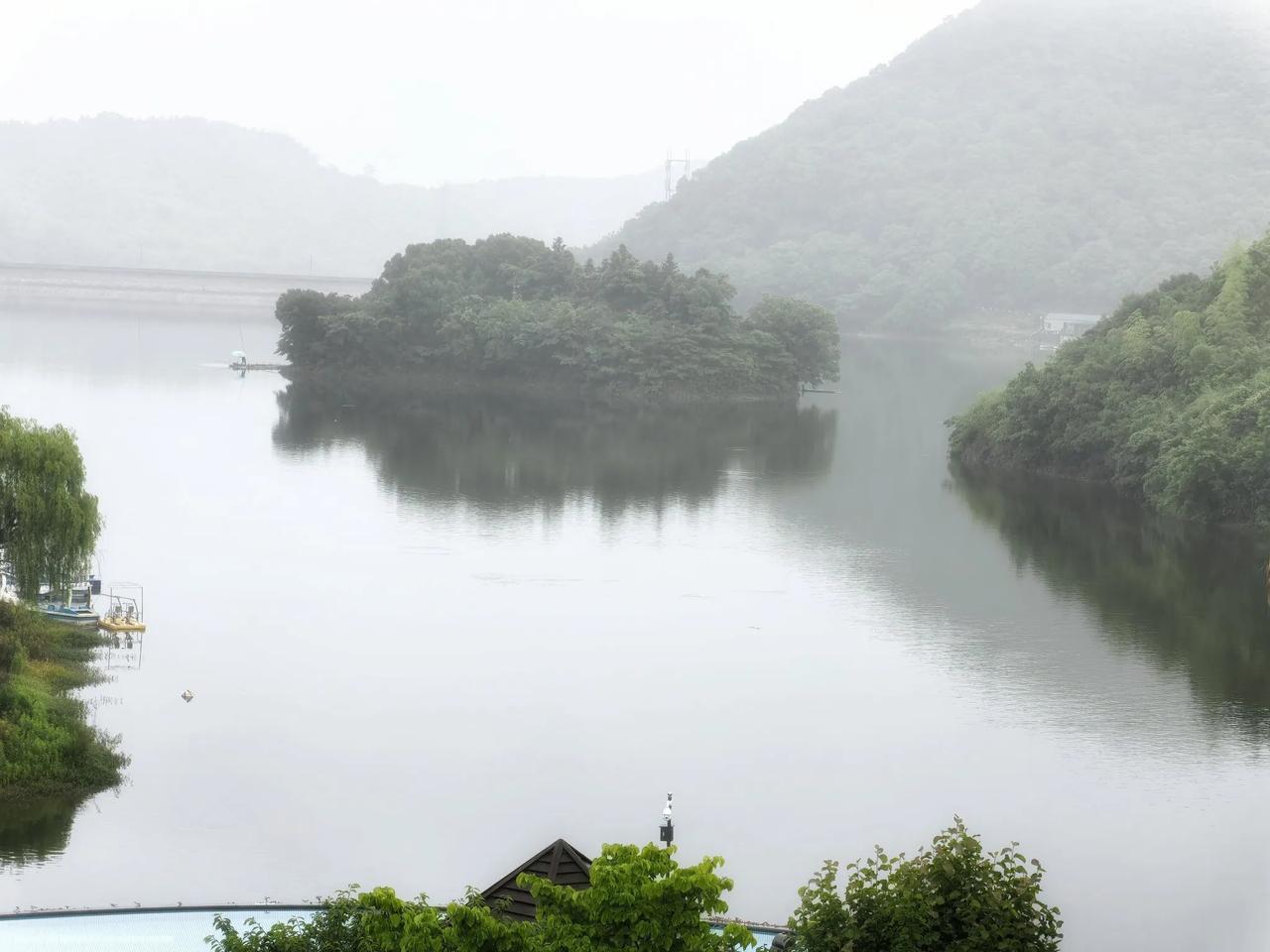 远山如黛，近水含烟；心生倦怠，莫如常驻画中。
