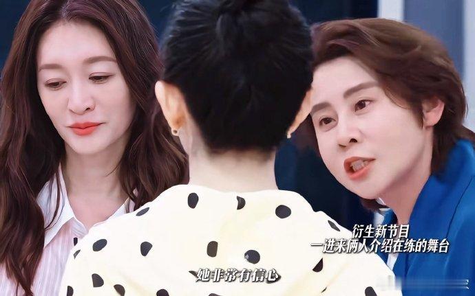 谢娜王濛争宠 被三位姐姐的互动甜到，谢娜王濛争相黏着李小冉，争宠场面又萌又搞笑。