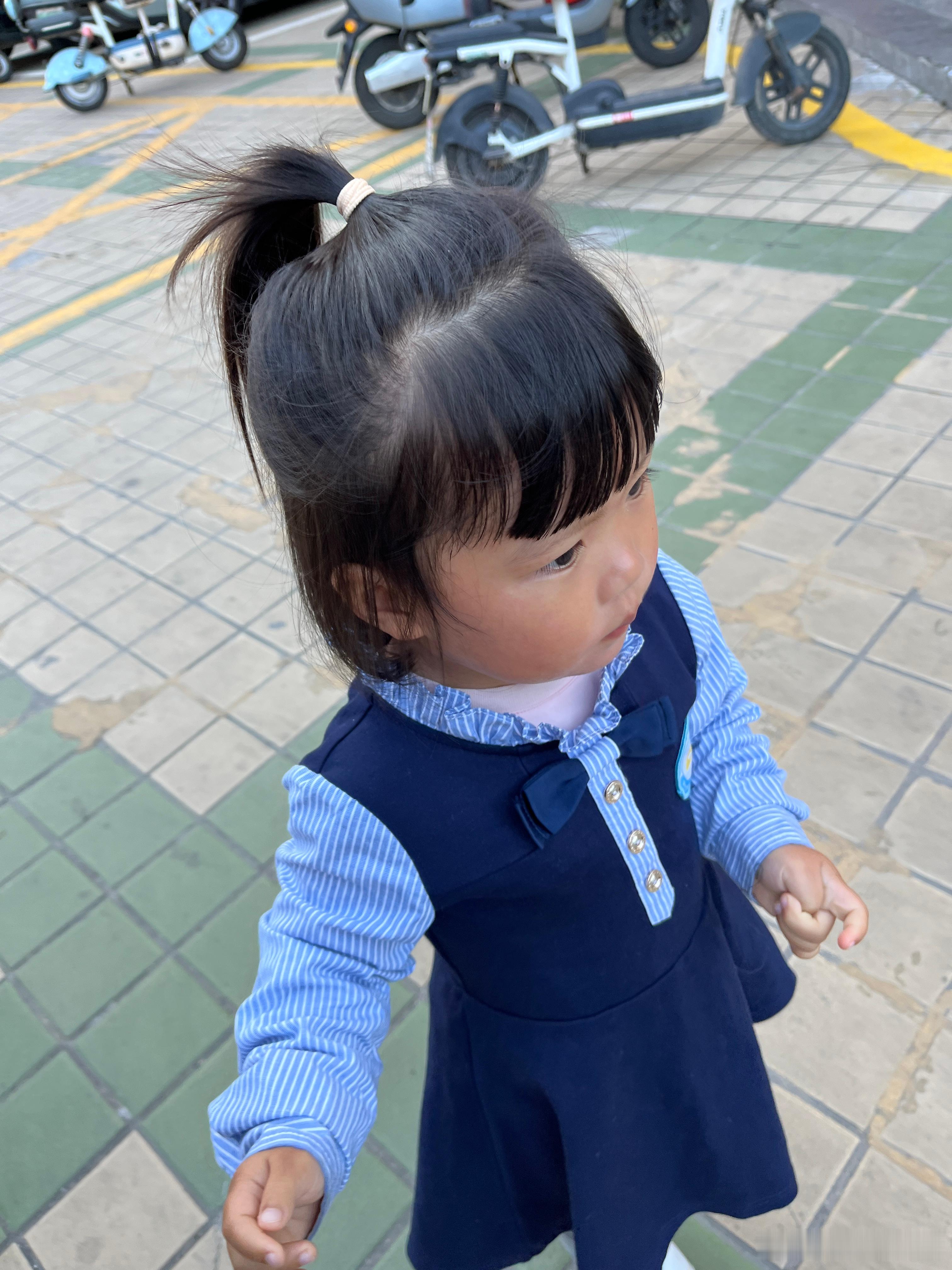 开开心心上学去，今天没有闹情绪，昨晚问我，妈妈放假了没？我说还有两天，就可以放假