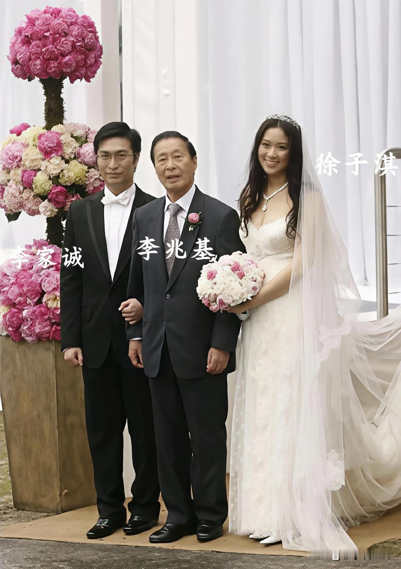 香港豪门顶配婚礼｜徐子淇2006年大婚真的太有福气✔️
图1：徐子淇挽着李家诚，