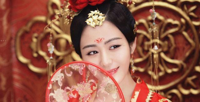 公元前79年，广川王刘去从井中捞出一女子，然后扔入大锅中煮成粥。

这女子，曾是