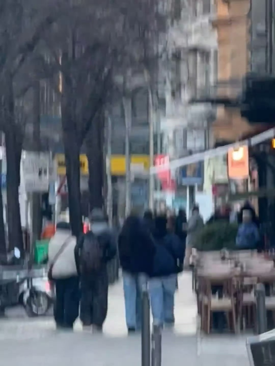 柏林街头偶遇杨超越 偶遇生图中，杨超越身着灰色西装搭配黑色短裙，状态松弛亮眼，路