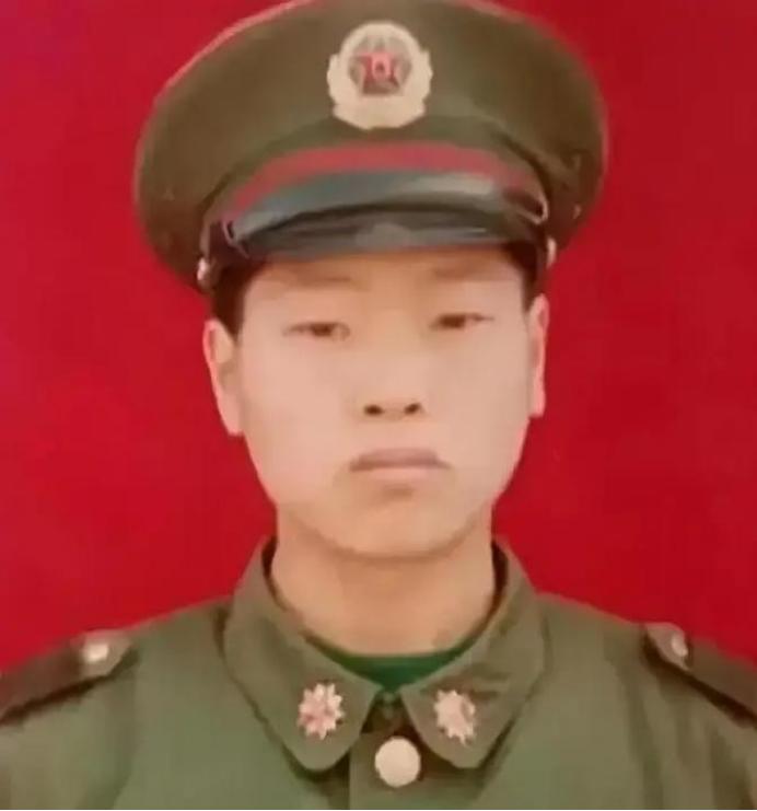 1995年，退伍老兵等不来安置，南下蹬三轮23年，47岁在镇政府散步，竟在公告栏