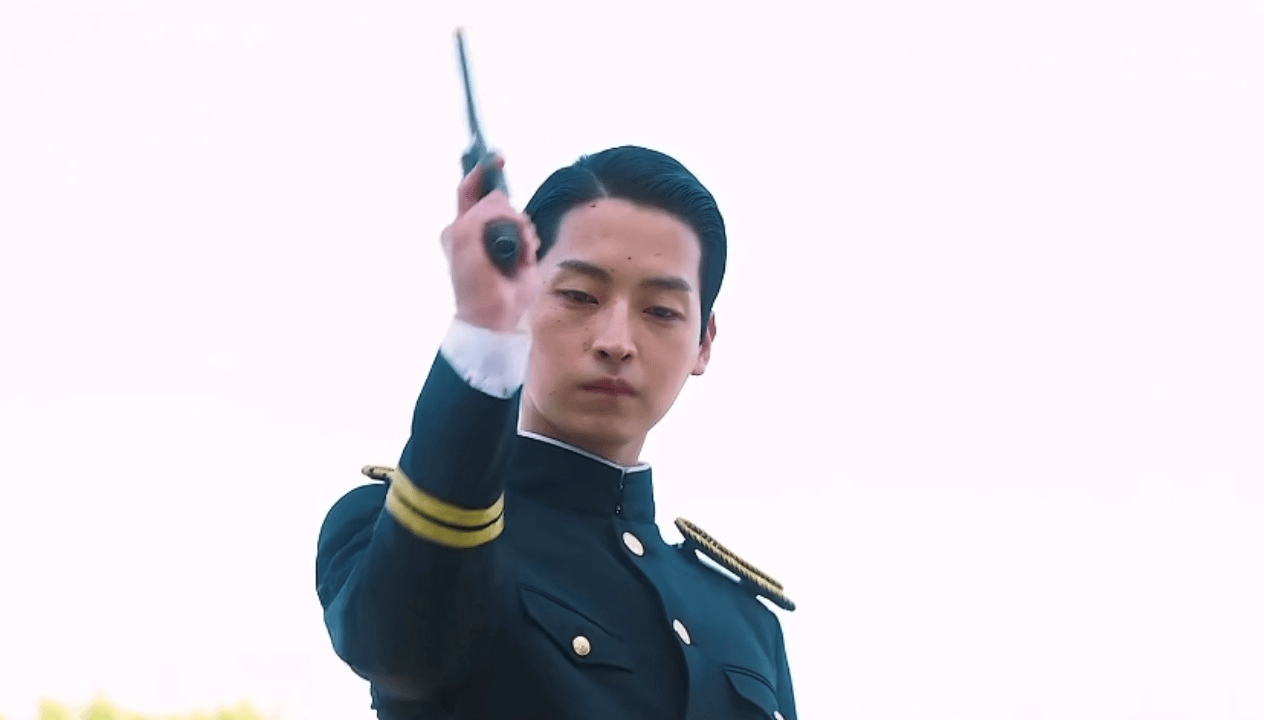 这场景放在2023年也是很离谱的剧情了！
一开始我还以为是“手撕鬼子”的国产神剧