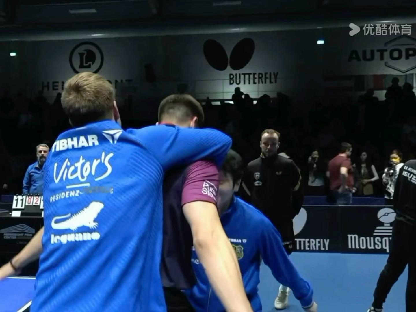 哈哈哈你两这是约好了做这个庆祝动作嘛