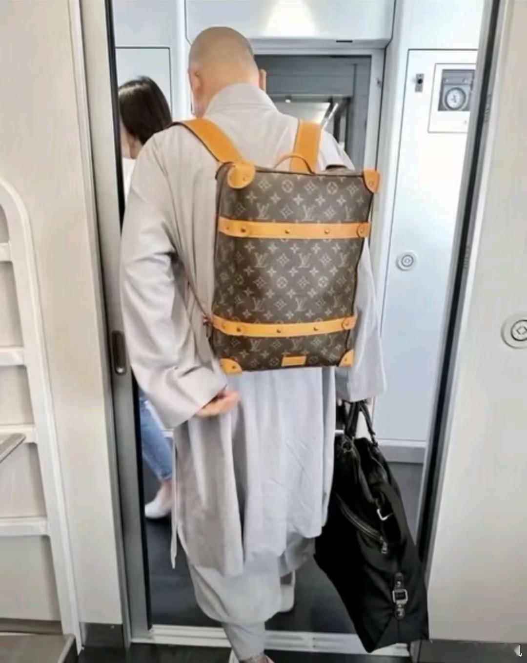 我佛慈悲，背个LV；阿弥陀佛，Ferragamo。 