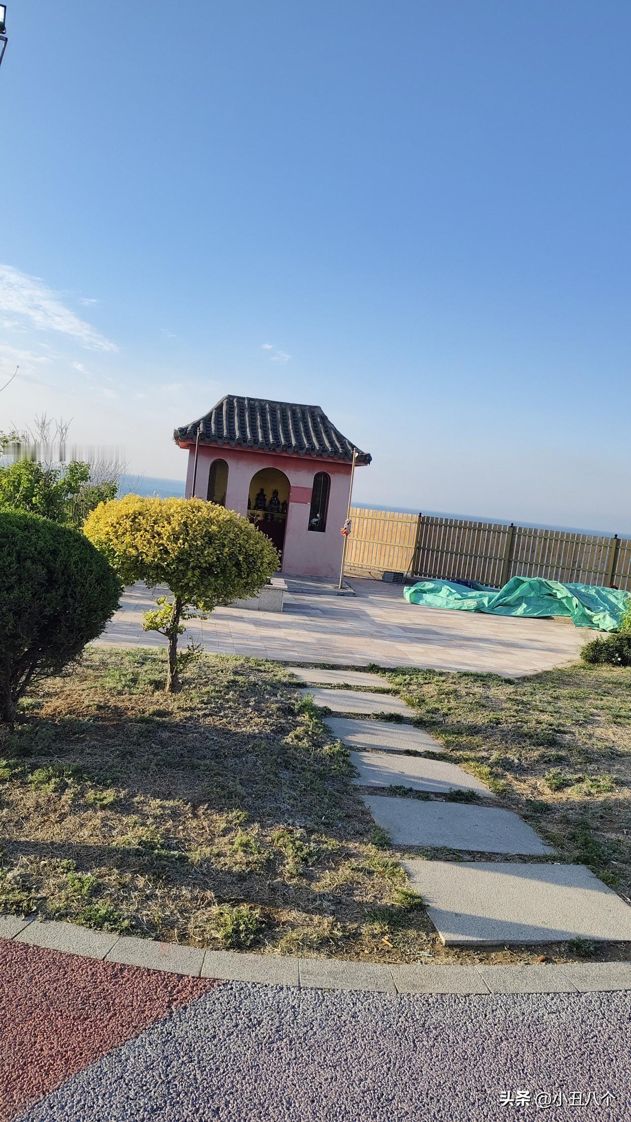 我认为不相信，因为吃亏多了，福气几十年也没来，这句话现在看来就是精神安慰法，再说