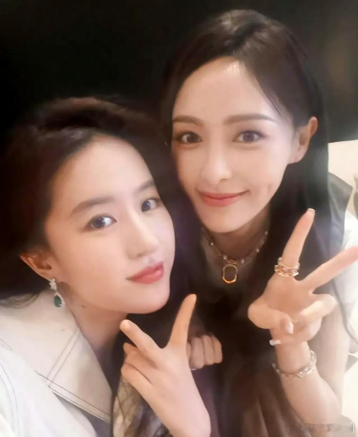 唐嫣和刘亦菲的合照有，是不是女孩子都爱戴很多首饰？ ​​​