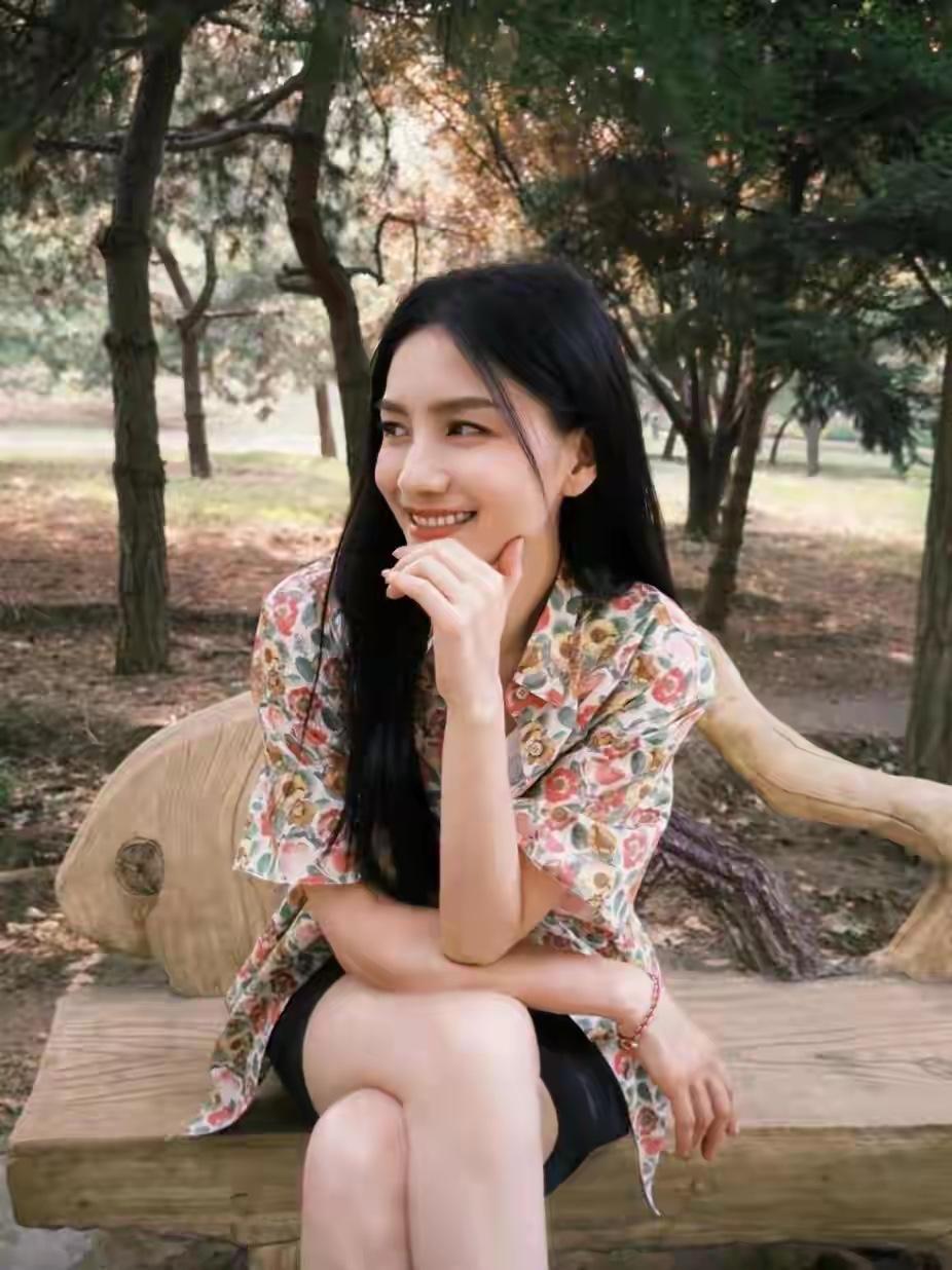 胡可上半身穿的这款花衬衫太有看点了。衣服看上去有松垮感，一点都不贴肉，穿起来自在