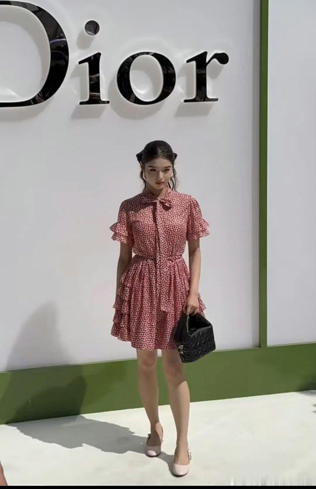 Dior这丑衣服，艾米跑路吧 