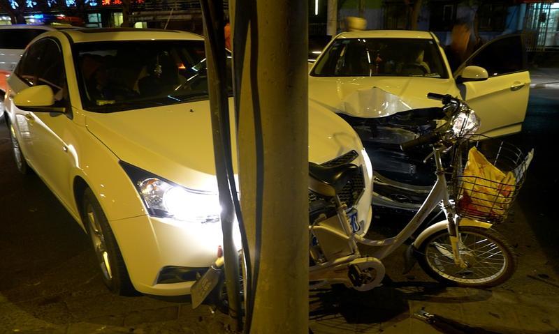 跑车失控撞断行道树的事儿可不少见。就像6月5日0时15分，开发区淮河中路87号附