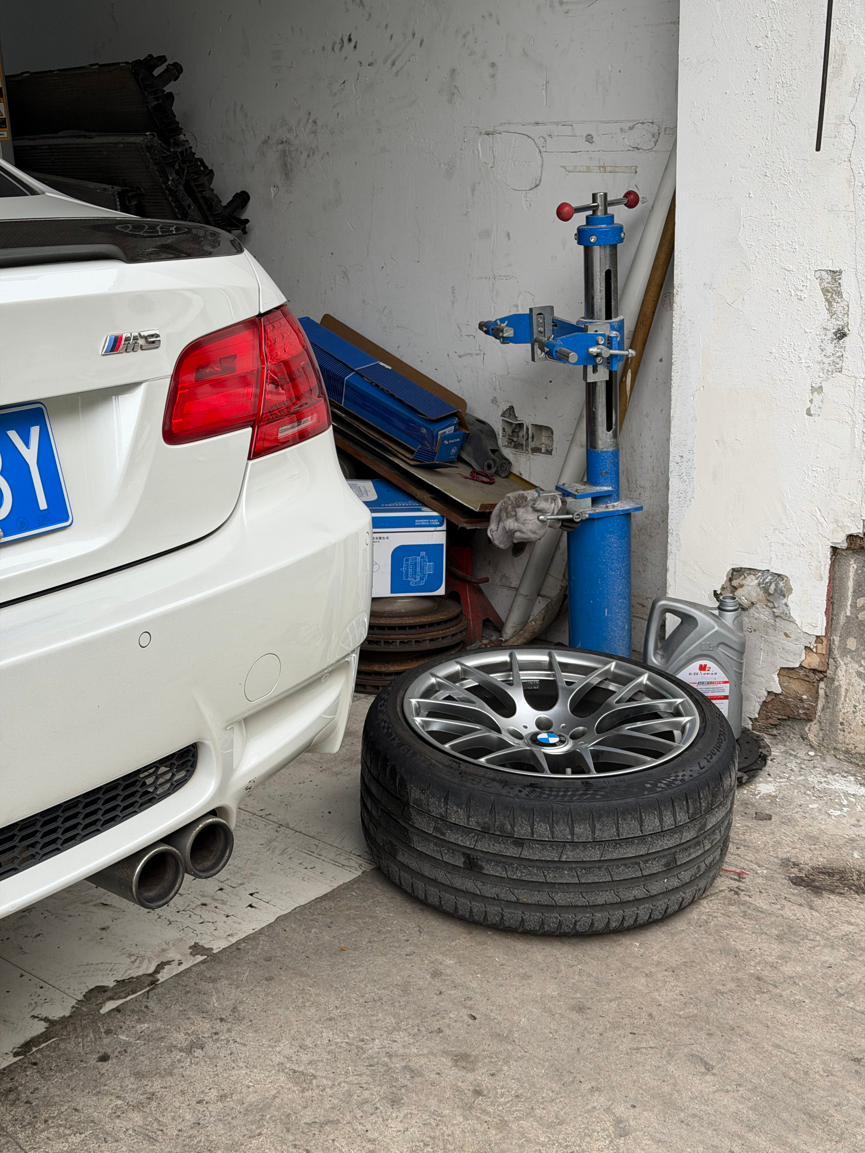 给M3换套刹车片，还是MX72，一直在用。代步没问题，赛道日够用，主要是适配街道