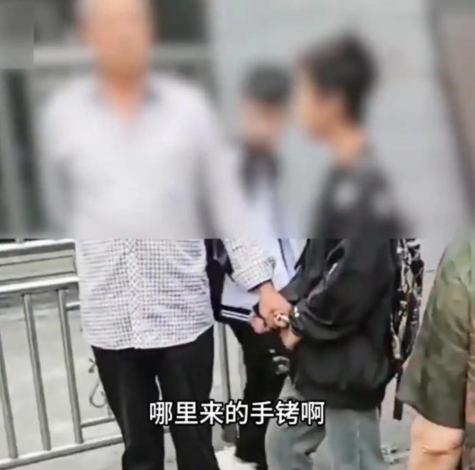重庆，小男孩在公交车上与大妈发生冲突，大爷为制止男孩，竟掏出手铐将其铐住。这一行