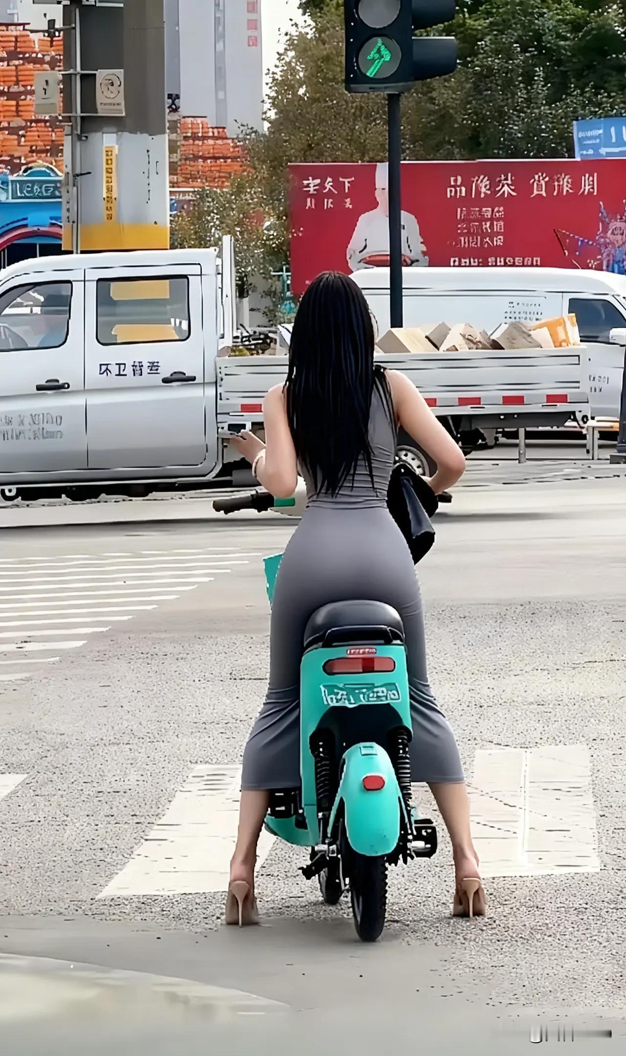 谁说穿裙子不能骑电动车，就凭背影的魅力随时散发出迷人的香气。