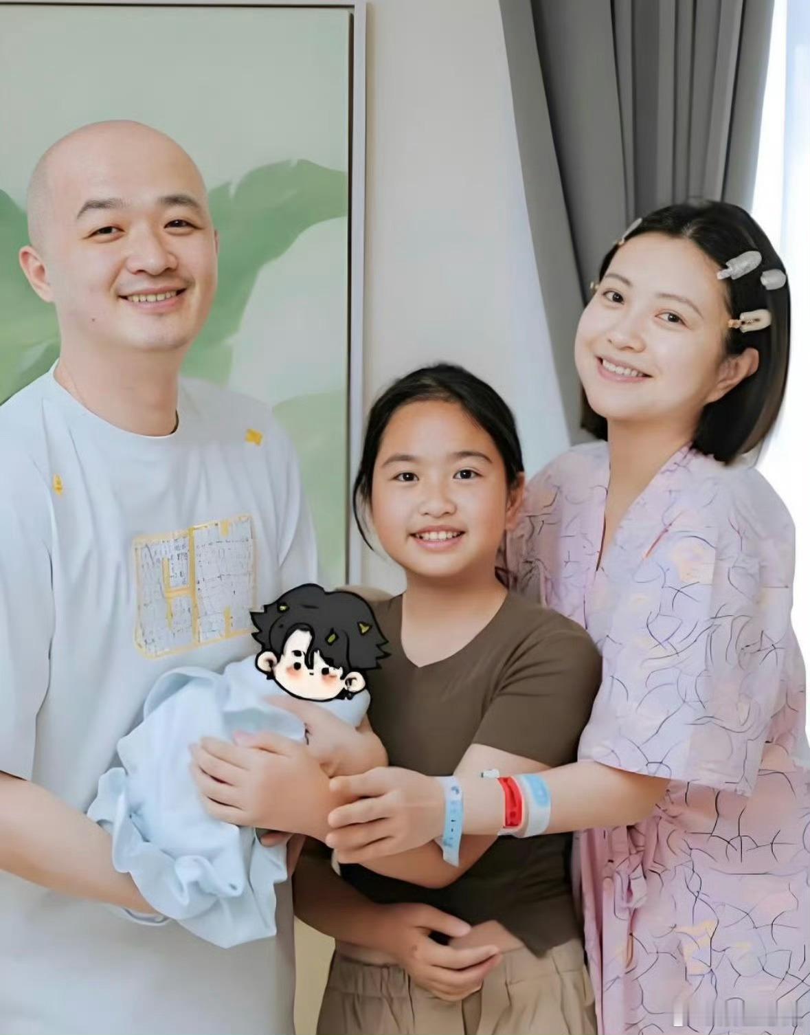 包贝尔包文婧去年才生二胎 去年，也就是2025年5月20日包贝尔通过微博晒出一家