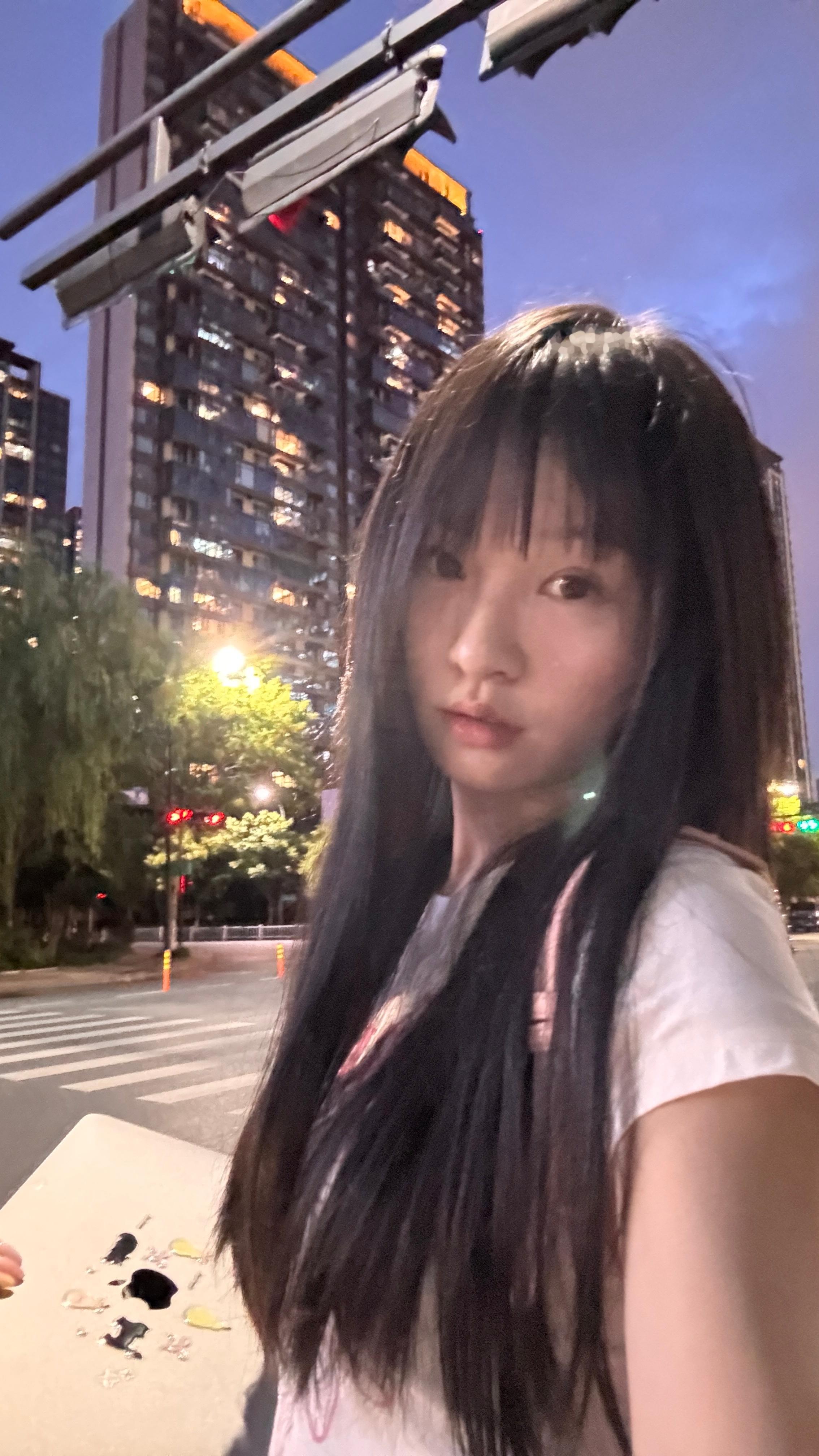 恭喜又又终于在人生的26岁勇敢的尝试了长头发！！！一直觉得自己小动作太多了 就是
