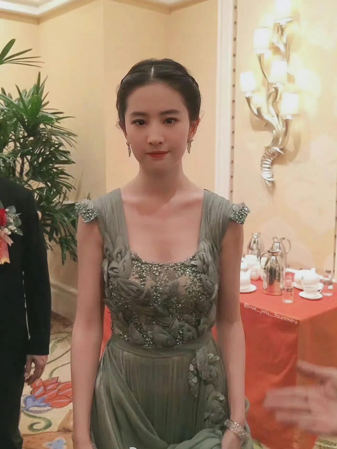 刘亦菲把这种裙子都能穿出仙女感，不愧是天仙