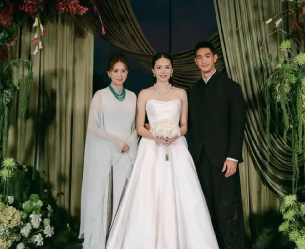 吴婉芳全家福曝光，一家高颜值，二儿媳比大儿媳霍咏盈高半个头 