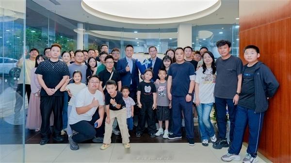 【李斌亲自交车！财经作家吴晓波成为蔚来ES9车主】蔚来创始人李斌昨日向财经作家吴