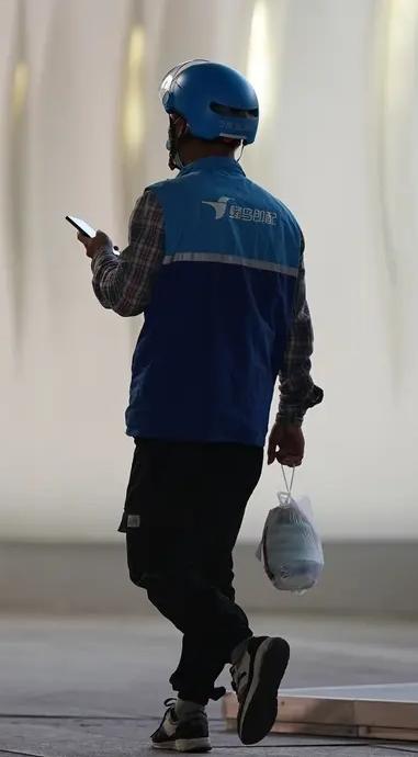 微光成炬：外卖员老赵每天穿梭在城市的大街小巷，生活艰辛，但他始终保持着内心的温热