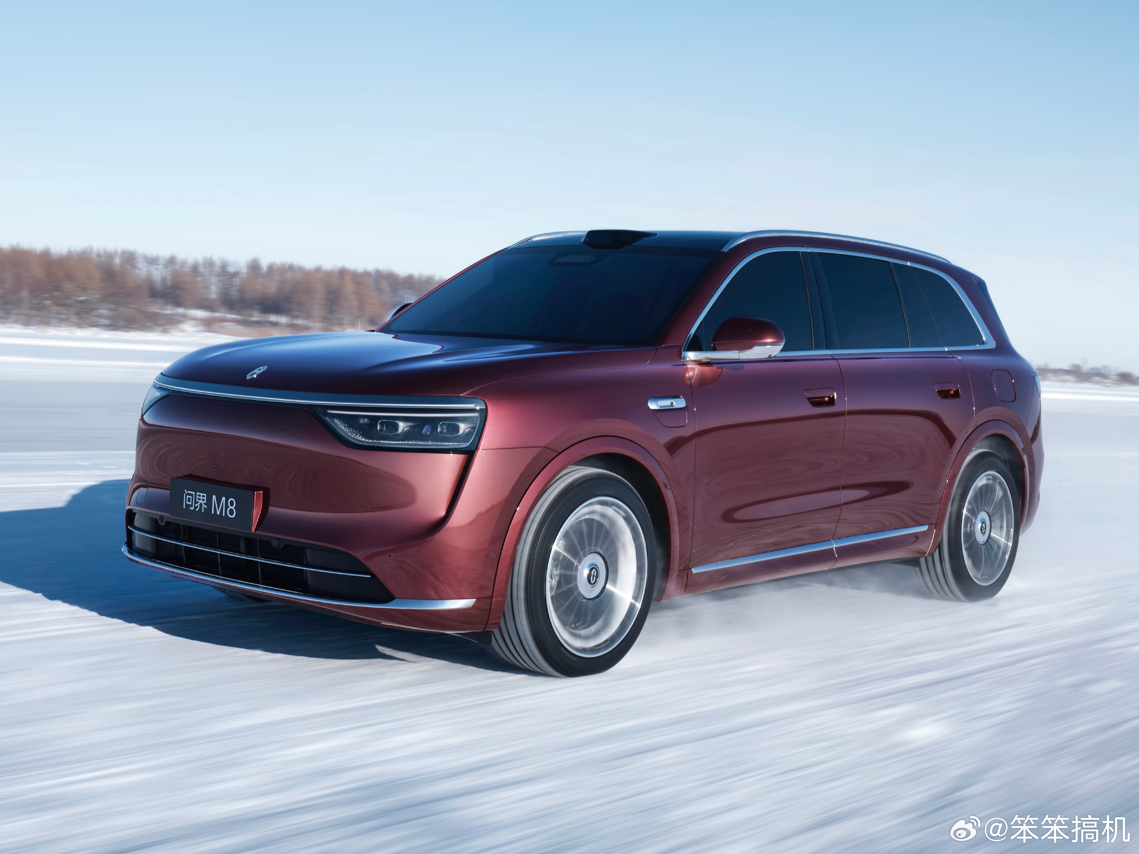 问界M8的冰雪美图来啦，这造型确实拉风，一看就很高端，目前小订已突破7万台，稳稳