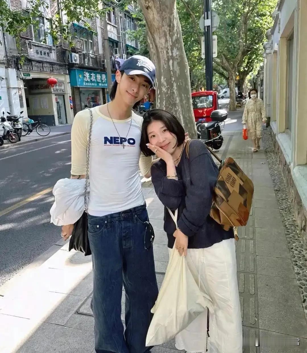 伊能静的儿子恩利和朋友街头合影。

这次恩利打扮得很正常，没有穿女装，也没有夸张