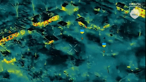 乌克兰精锐425突击团公布了在波克罗夫斯克市内继续打击俄军的视频。画面中，乌军士