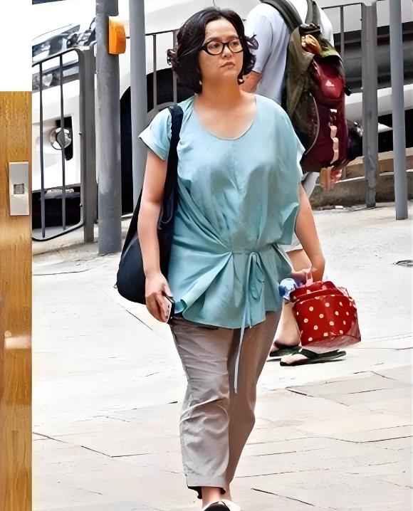 1995年，叶蕴仪拒绝林志颖的表白，转身嫁给身家千亿的陈柏浩。5年后，叶蕴仪生下