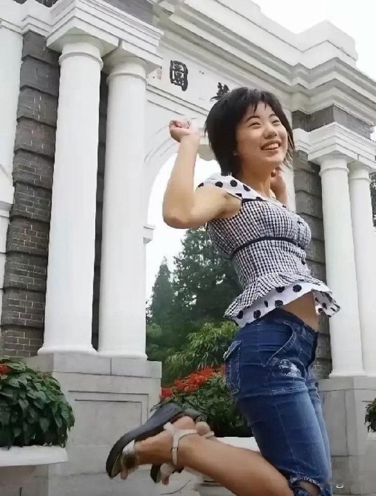 蒋方舟是唯一一个闻名已久，却不知道她有什么代表作的“著名”作家。为什么年少成名却