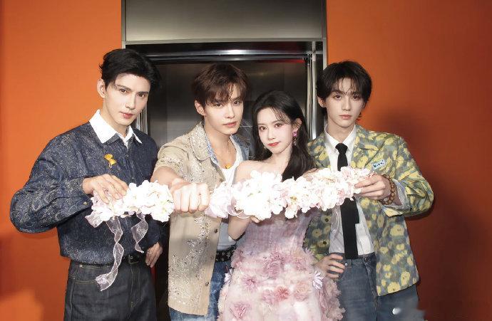 孟子义何与撑伞撒花瓣 温柔撑伞，花瓣纷飞，节目组这份惊喜太用心，把浪漫直接拉满！