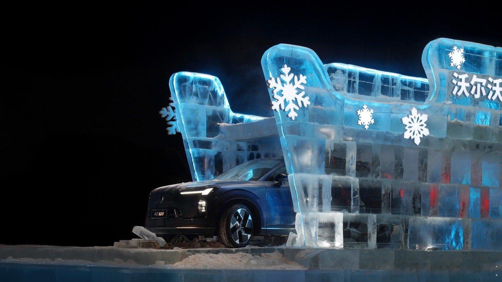 哈尔滨，-30℃，中央大街。一辆沃尔沃XC70被完全封冻于坚冰之中，厚度达数米，