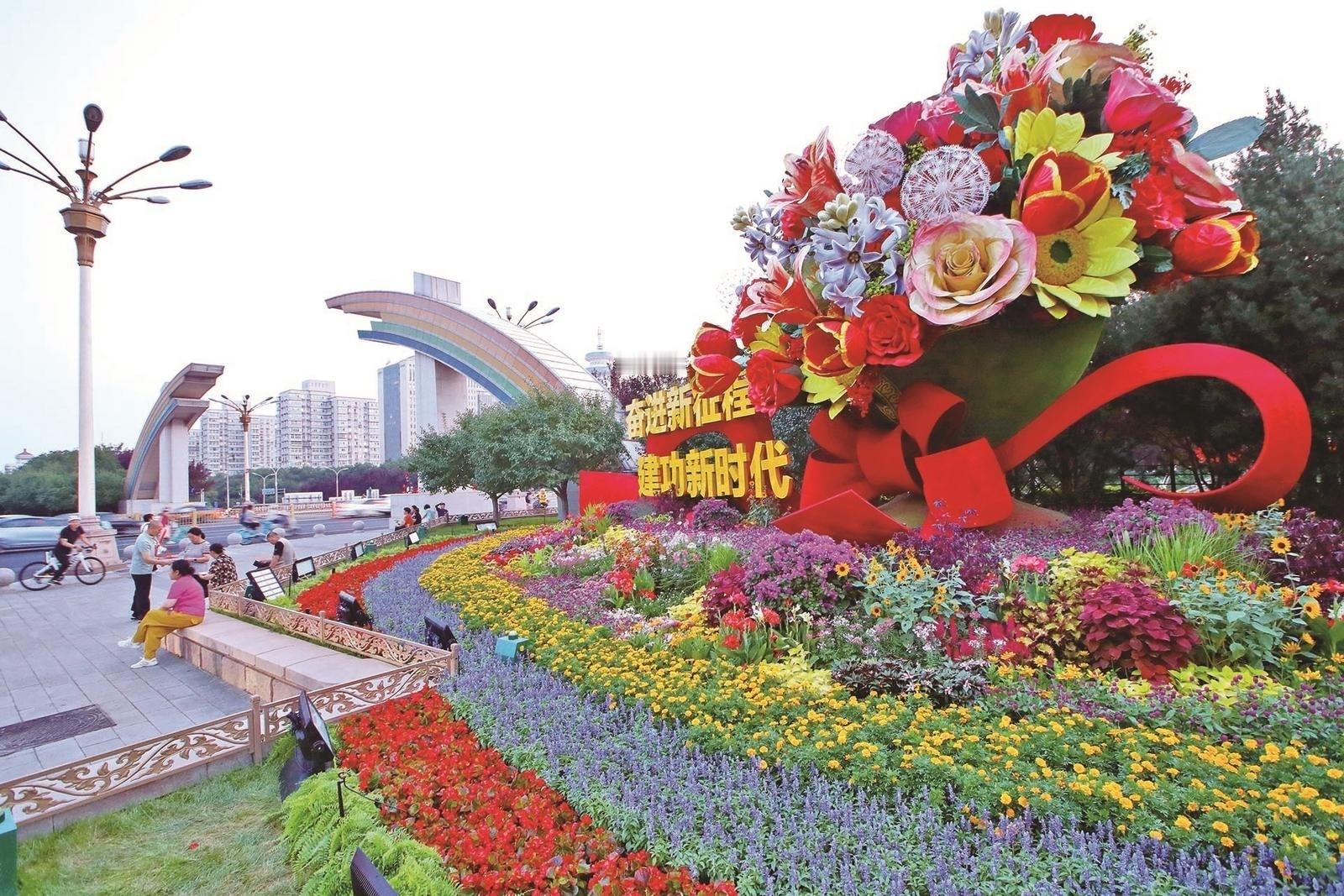 长安街花坛使用300余种花卉，含40个我国自主培育首发品种（如耐雨秋海棠、万寿菊