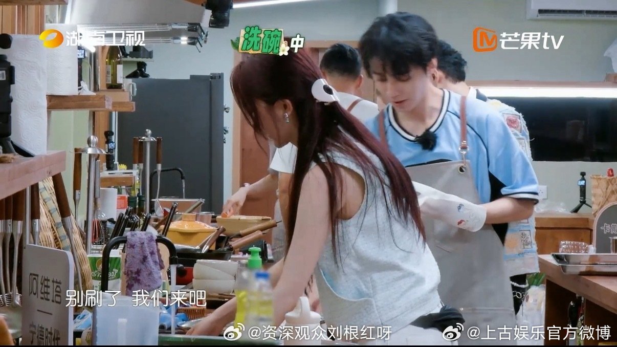 王俊凯赶了靳梦佳三次王俊凯帮靳梦佳脱离碗妹 姐弟俩的互动温柔到心底发软，从前靳梦