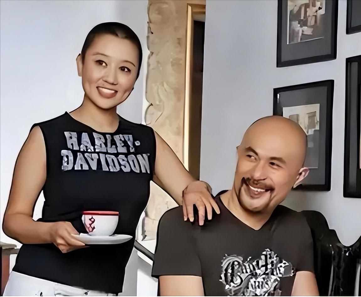 1994年，演鳌拜的徐锦江去云南拍戏，路过机场瞧见一队女兵，其中有个特漂亮。他箭