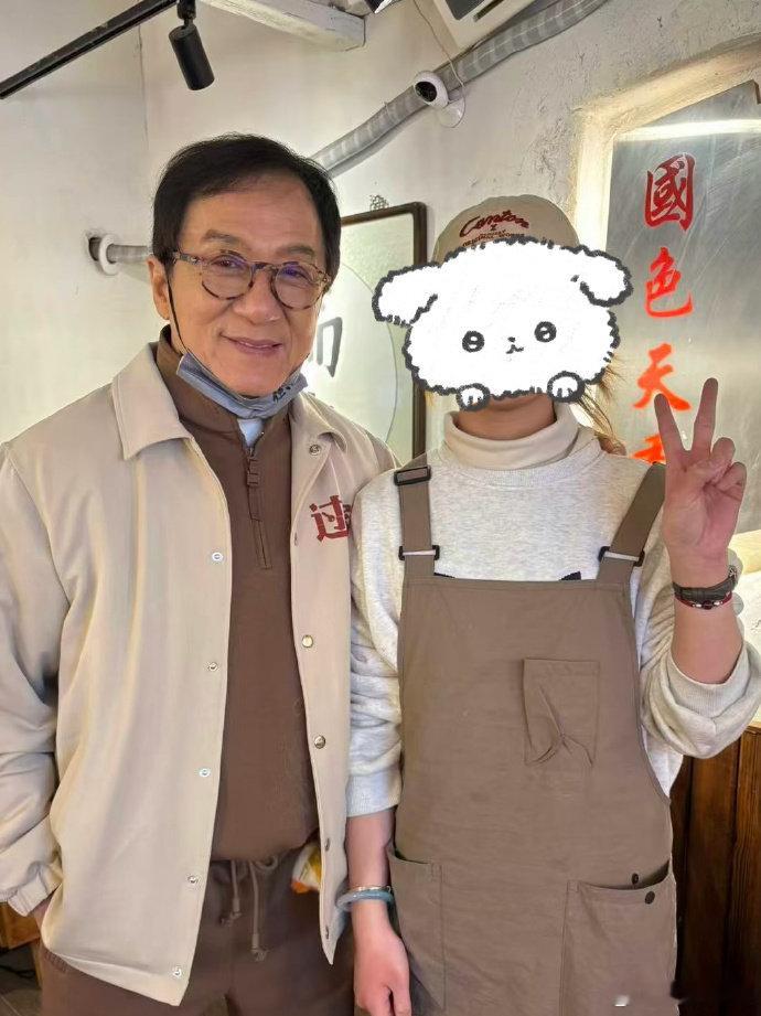 吃双皮奶偶遇成龙 这是什么神仙好运！网友在天津吃双皮奶时偶遇 大哥，随手解锁和巨