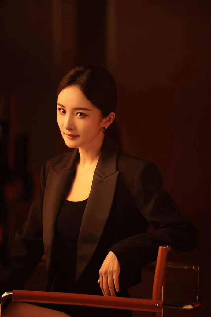 #杨幂纯黑u领内搭# #杨幂解锁第72套高定# 百变幂姐的衣橱[航天员]我幂姐主