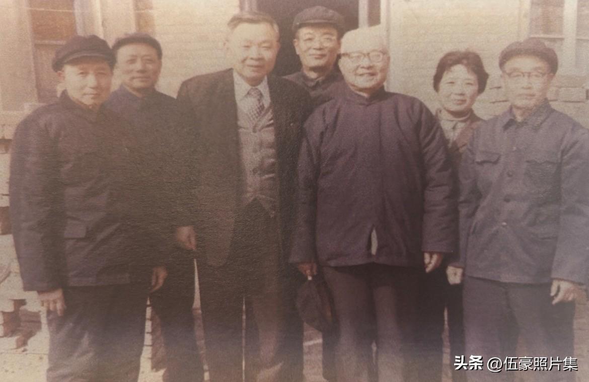 1980年3月，香港中文大学历史系教授王德昭专程赴天津南开大学，拜望恩师、南开大