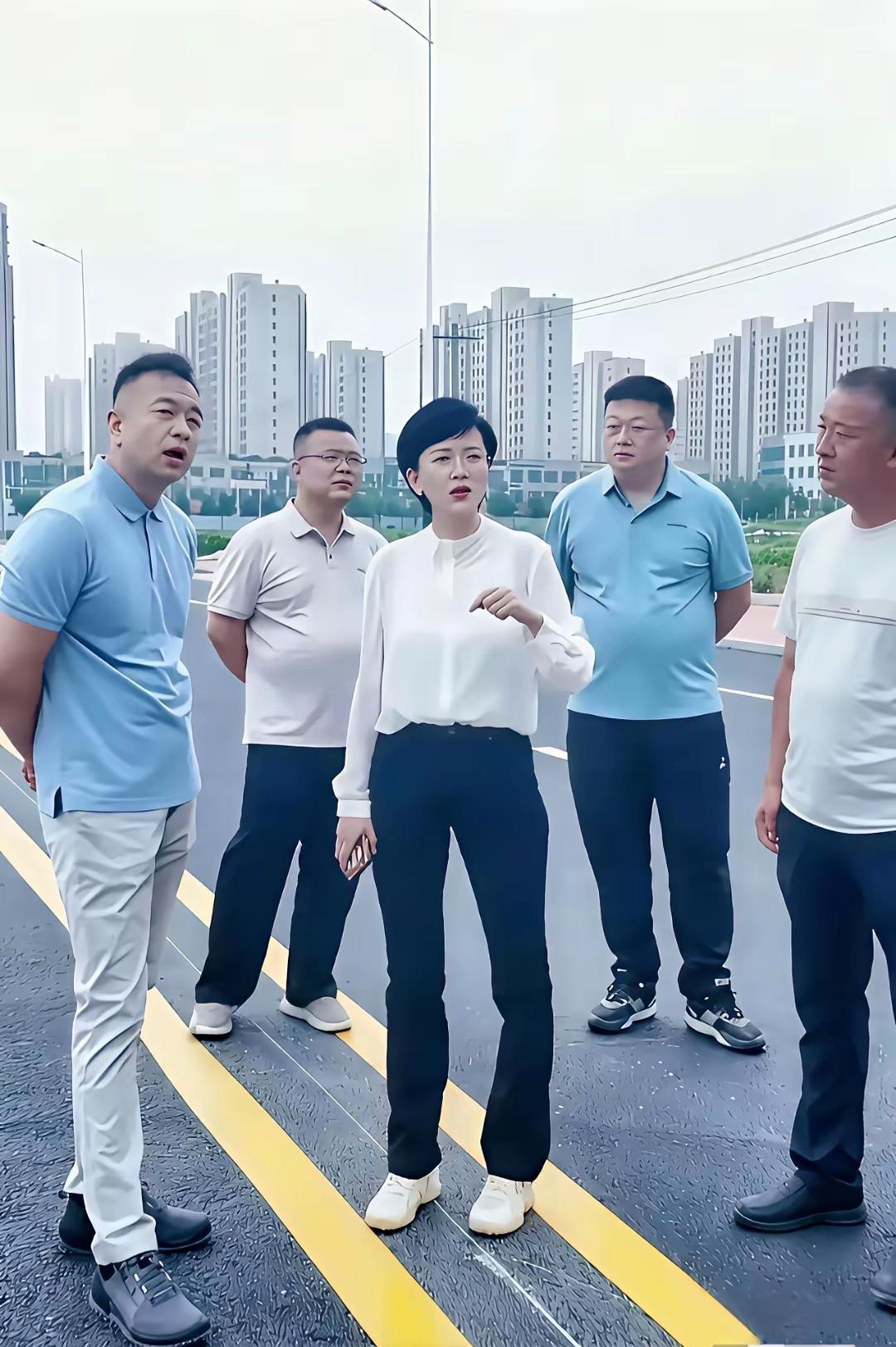 考眼力！五个人当中，有一个是领导，你能看出来是谁吗？