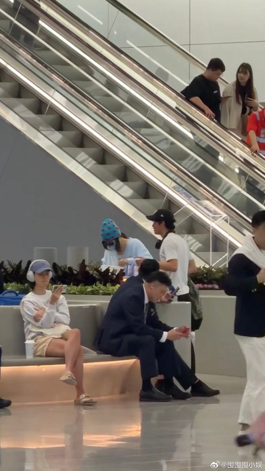 张柏芝母子机场拥抱机场偶遇张柏芝母子俩，Lucas真的越来越有担当了！全程都走在