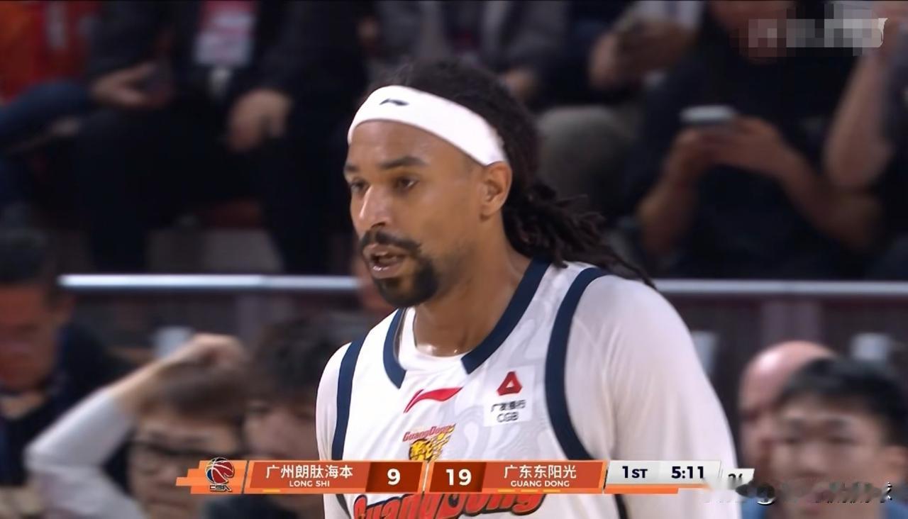 广东东阳光大外援萨林杰真是完全杀疯了！在今天广东东阳光客场挑战广州朗肽海本的上半